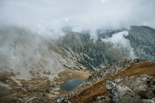 Malé Jezírko Obklopeno Velkými Horami Zamračený Den Během Dne — Stock fotografie