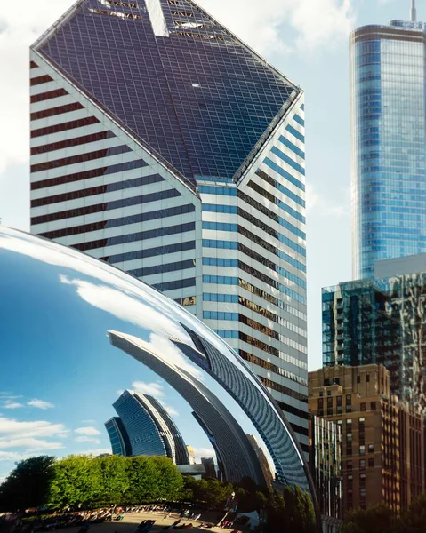 シカゴの高層ビルの近くで反射するシカゴ豆の垂直ショット — ストック写真