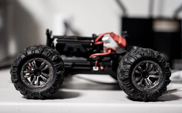 Nahaufnahme Eines Batteriebetriebenen Spielzeugfahrzeugs Mit Großen Rädern Auf Dem Tisch — Stockfoto