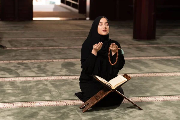 Una Donna Musulmana Caucasica Tiene Mani Alto Mentre Prega Una — Foto Stock