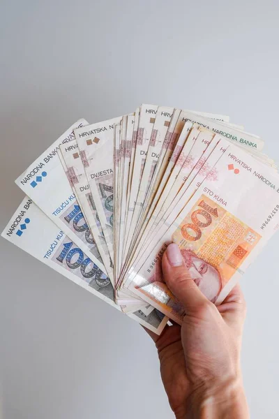 Eine Menschliche Hand Hält Kroatische Kuna Banknoten Die Weiße Wand — Stockfoto