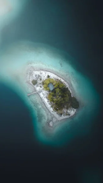 Una Vista Aérea Vertical Una Pequeña Isla Impresionante Rodeada Aguas — Foto de Stock