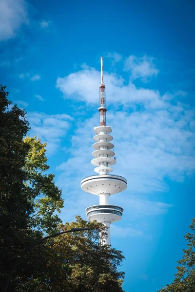 Eine Vertikale Tiefenaufnahme Des Heinrich Hertz Turms Vor Blauem Himmel — Stockfoto
