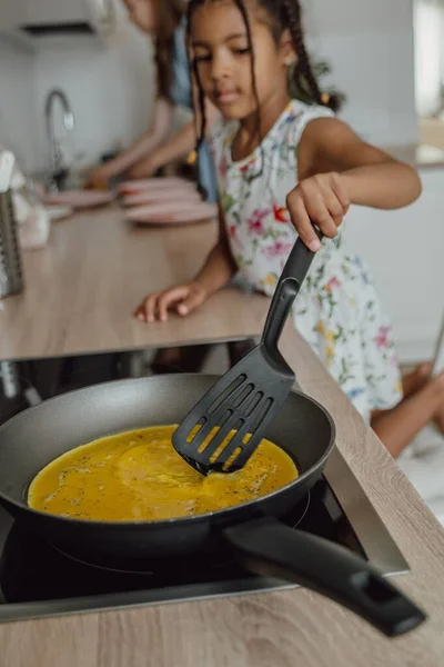 Mutfaktaki Elektrikli Ocakta Krep Yapan Bir Kız — Stok fotoğraf
