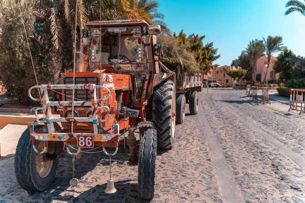 Старый Красочный Трактор Эль Гуна Египет Пальмами Трейлере — стоковое фото