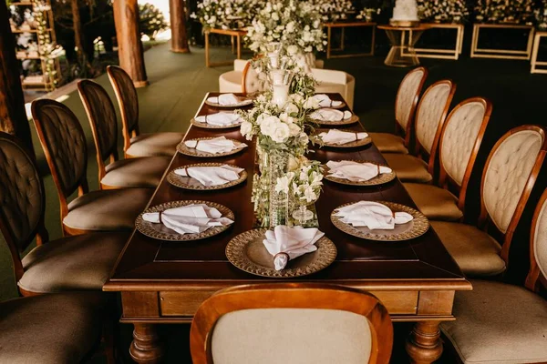Ett Bröllopsbord Inrett Restauranginteriör Med Trämöbler — Stockfoto