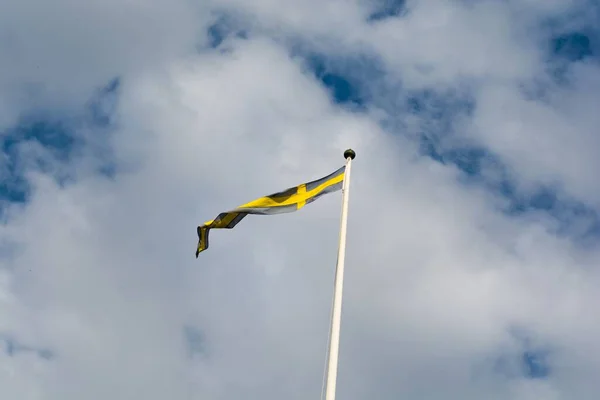 Bandeira Nacional Suécia Fundo Céu Nublado — Fotografia de Stock
