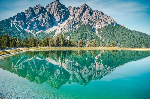 Uma Vista Panorâmica Lago Lado Uma Estrada Com Reflexo Montanha — Fotografia de Stock