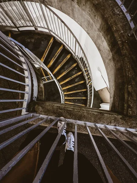 Высокоугольный Вертикальный Снимок Лестницы — стоковое фото