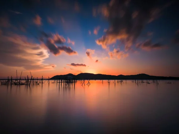 Вид Воздуха Яркое Небо Заката Над Деревянными Полюсами Ясном Озере — стоковое фото