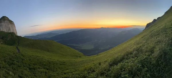 Yeşil Otlarla Kaplı Dağların Üzerinde Gün Doğumunun Panoramik Görüntüsü — Stok fotoğraf