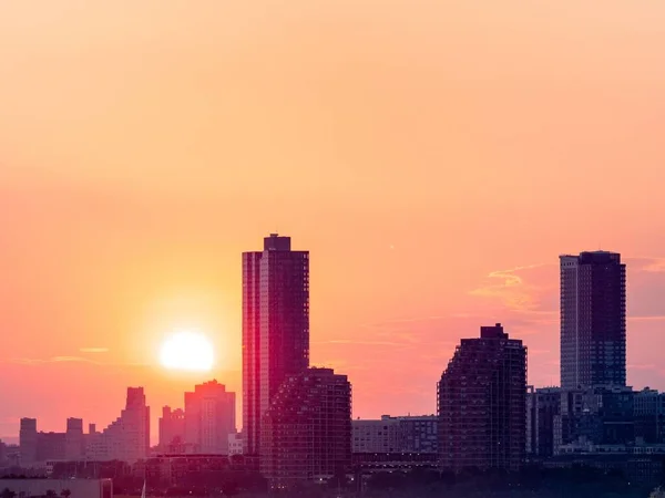 Jasny Zachód Słońca Pomarańczowym Niebie Nad Jersey City Panorama Usa — Zdjęcie stockowe