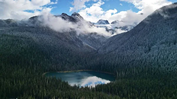 Вид Круглое Озеро Окружении Деревьев Горах Joffre Lakes Provincial Park — стоковое фото