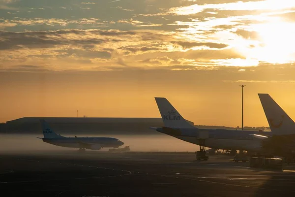Solnedgång Scen Över Amsterdam Schiphol Flygplats Flygplan Med Orange Himmel — Stockfoto
