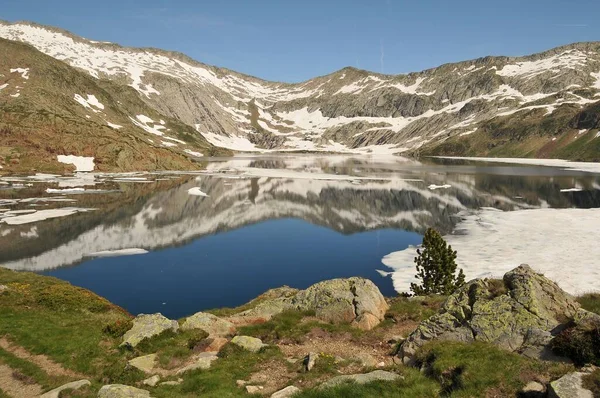 在加泰罗尼亚的比利牛斯 一个被白雪覆盖的田野和山脉环绕的宁静的湖景美丽极了 — 图库照片