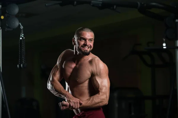 Retrato Modelo Fitness Atraente Mostrando Seu Corpo Atlético Após Treino — Fotografia de Stock