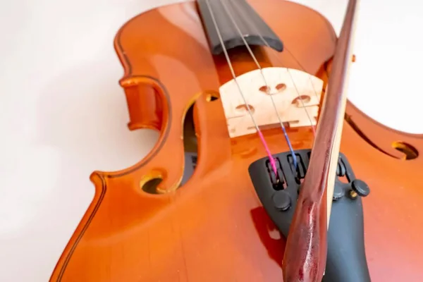 Tiro Close Violino Arco Sobre Fundo Branco — Fotografia de Stock