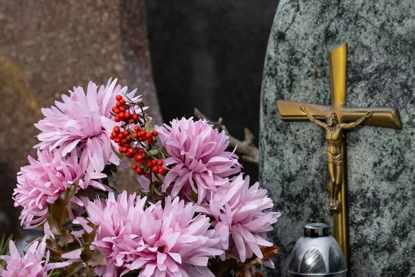 Primer Plano Flores Sobre Lápidas Cementerio —  Fotos de Stock