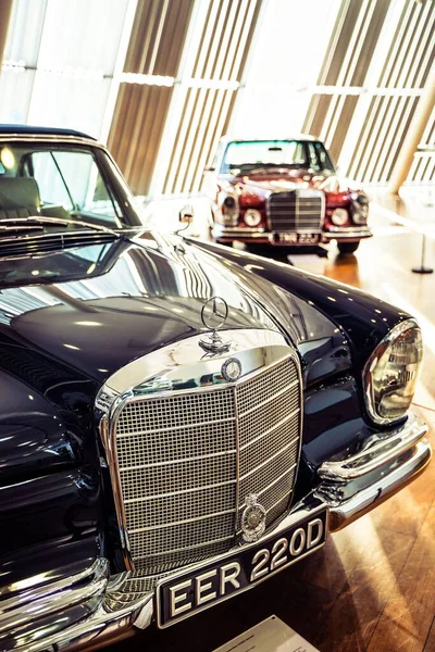 Une Mercedes Benz Noire Vintage Luxe Pendant Exposition Gros Plan — Photo