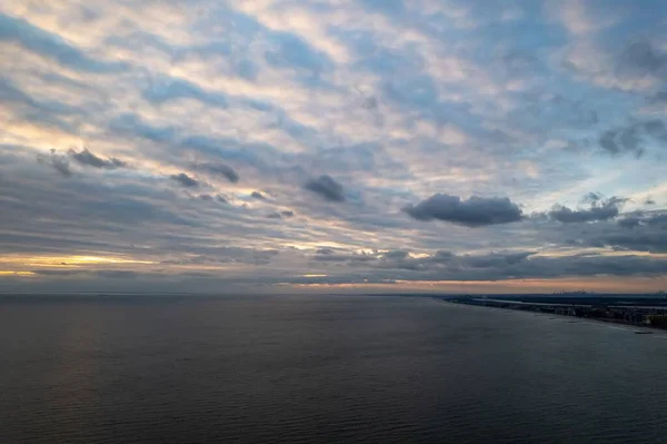 Uma Foto Drone Paisagem Marinha Long Beach Pôr Sol Nova — Fotografia de Stock