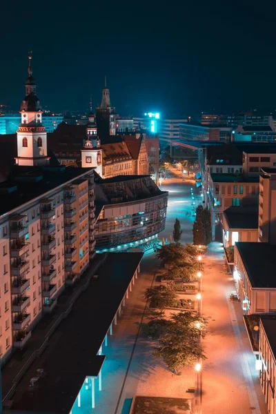 Een Verticale Opname Van Rosenhof Nachts Met Verlichte Lichten Chemnitz — Stockfoto