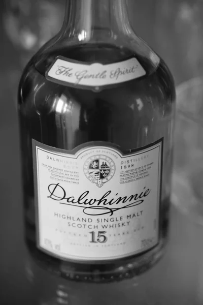 ダルウィニー ハイランドのボトルの垂直グレースケールショットシングルモルトスコッチウイスキー — ストック写真