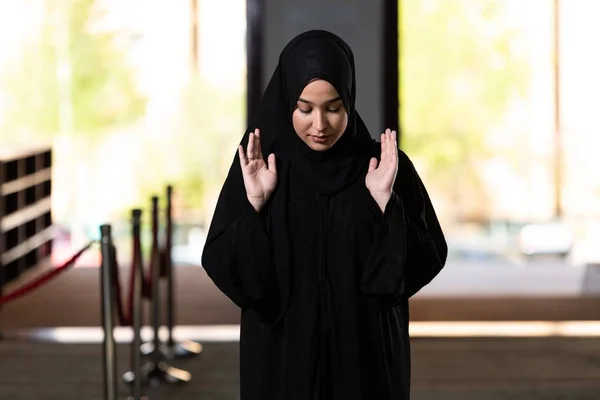 一个穿着黑色衣服 头戴头巾的漂亮的穆斯林妇女在清真寺祈祷 — 图库照片