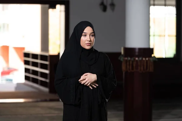 Una Hermosa Mujer Musulmana Hijab Vestido Oración Mezquita —  Fotos de Stock