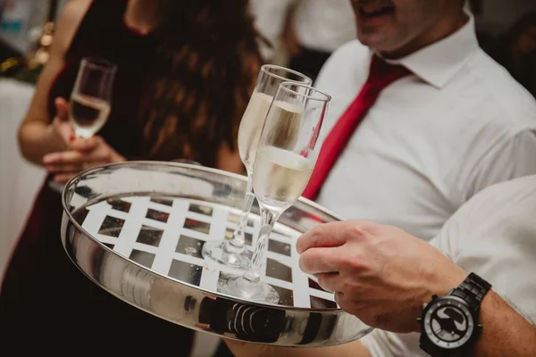Gästerna Som Tar Glasen Fulla Med Champagne Från Brickan Bröllopsceremonin — Stockfoto