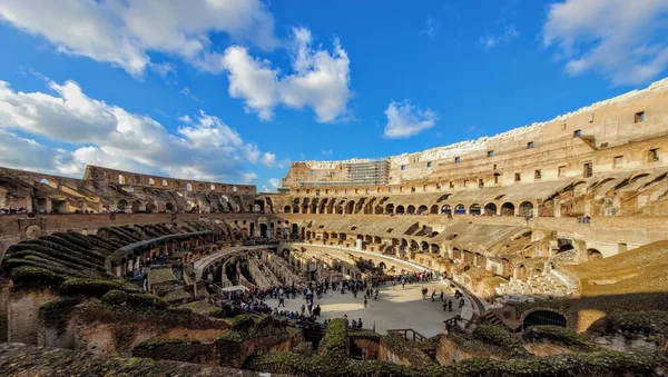 Vnitřek Amfiteátr Kolosea Spoustou Turistů Pod Slunnou Modrou Oblohou — Stock fotografie