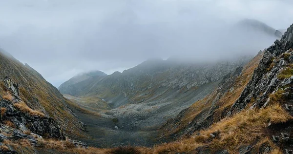 Een Schilderachtig Uitzicht Een Bergketen Bedekt Met Wolken Een Mistige — Stockfoto