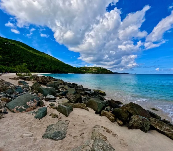 Расслабляющая Пляжная Сцена Прохладной Голубой Водой Вдоль Виргинских Островов Сша — стоковое фото
