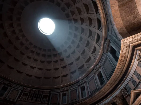 Světelný Paprsek Prosakující Střechou Panteonu Římě — Stock fotografie