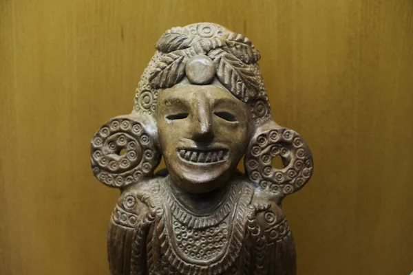 木製の背景を持つエジプトの木製のミイラマスクの閉鎖 — ストック写真