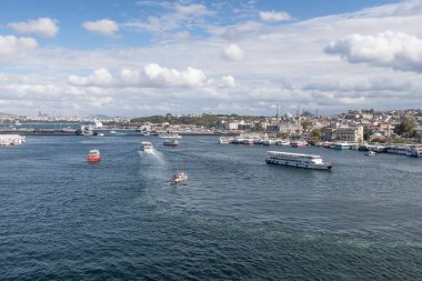 Türkiye 'nin İstanbul kentinde denizde yüzen beyaz teknelerin yüksek açılı görüntüsü