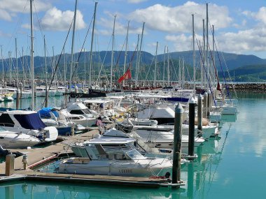 Tropikal Avustralya 'da Airlie Sahili yakınlarındaki Abell Point Marina' da demirlemiş tekneler.