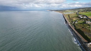 Yazın deniz kıyısında bir manzara.