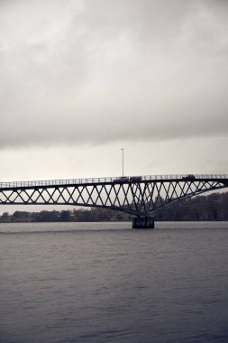 Nes ve Helga 'dan görüntüler, Mja Gölü' ndeki ya Adası, sonbaharda bulutlu bir gün..