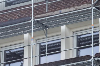 Yeni bir binanın inşaat alanındaki metal rafların yakın çekimi.