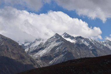 Himachal Pradesh 'teki karlı sıradağların manzarası, Hindistan' ın puslu gökyüzü