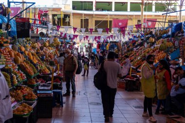 Arequipa, Peru 'da bir pazar yerinden alışveriş yapan insanların güzel bir fotoğrafı.