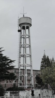 Fotoğraf Şangay 'da çekildi. Terk edilmiş bir su kulesi. Üzerindeki boya soyuluyor. Bu şehrin gelişiminin bir şahididir..