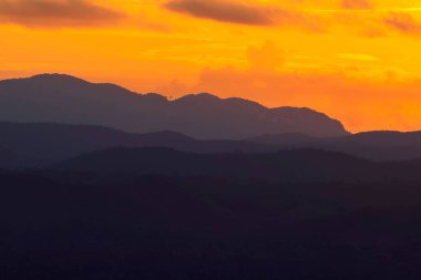 Minimal, atmosferik, dağlı bir manzara, tepe. Gün batımında, şafakta 4K duvar kağıdı. Yeşil tarlaların üzerindeki pembe gökyüzü. Sakin, rahatlatıcı manzara