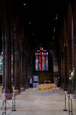 Manchester Katedrali 'nin sütunları olan koridor fayanslı zemin ve renkli cam pencereli.