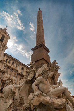 İtalya, Roma 'daki Obelisco Agonale' nin dikey alçak açılı bir görüntüsü.