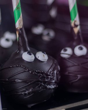 Gözleriyle çikolatalı kekin dikey yakın çekimi..