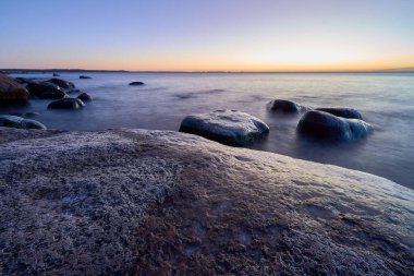 Deniz kıyısındaki kayaların güzel bir görüntüsü.
