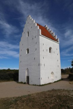 Danimarka 'nın Skagen kentinin tarihi simgesi olan Den Tilsandede Kirke' nin dikey görüntüsü