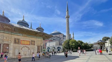 İstanbul, Türkiye 'deki antik binaların düşük açılı görüntüsü