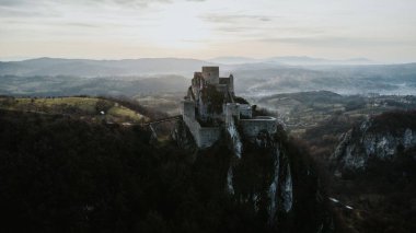 Bosna-Hersek 'teki Srebrenik kalesinin hava manzarası